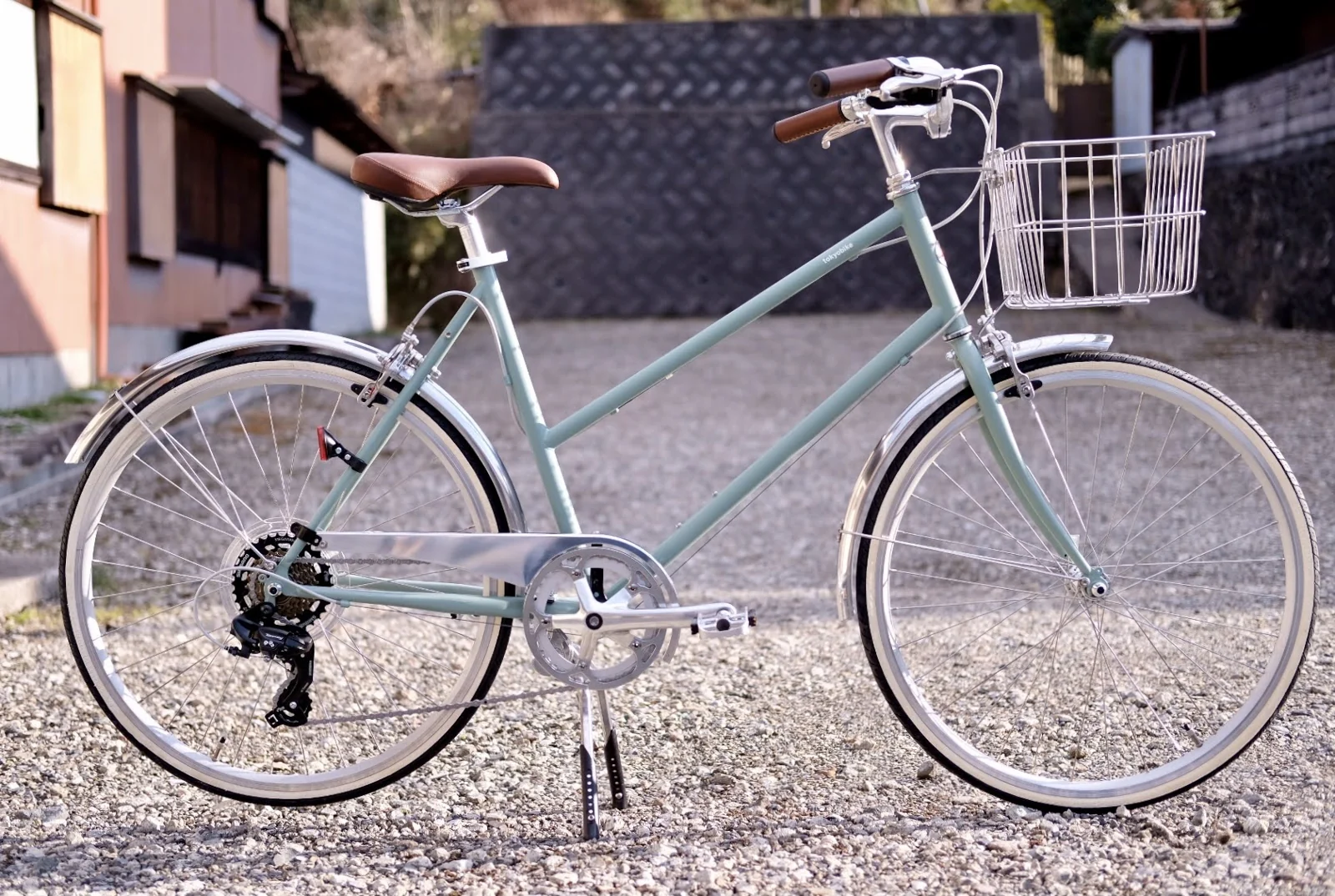 カゴとシルバー調の泥よけを取り付けたtokyobike BISOU