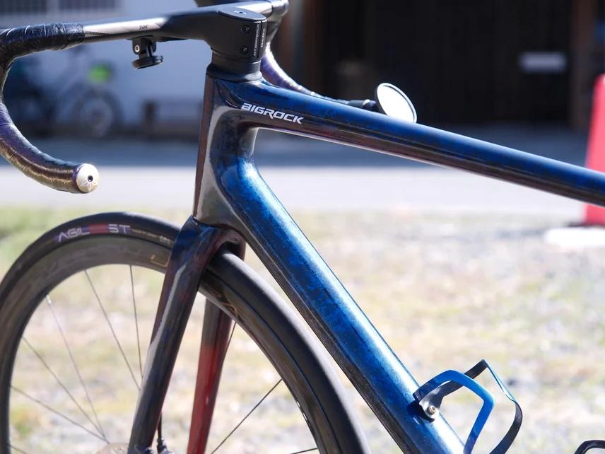 青い自転車のフレームとヘッド部分のディテール